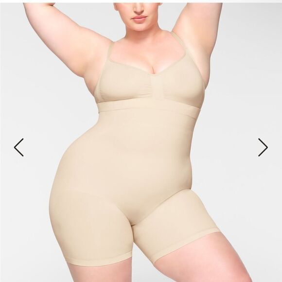 SKIMS NWT mid thigh shorts size M in the color sand - Picture 5 of 5